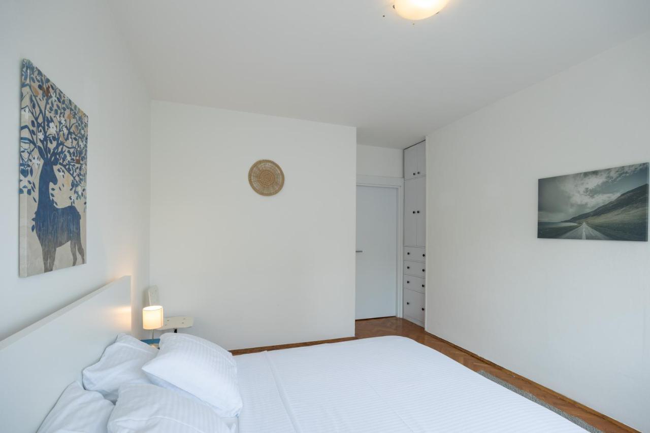 Center Iii Apartment *